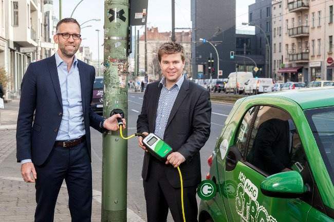 Grundgrüner Strom für E-Fahrzeuge an der Straßenlaterne