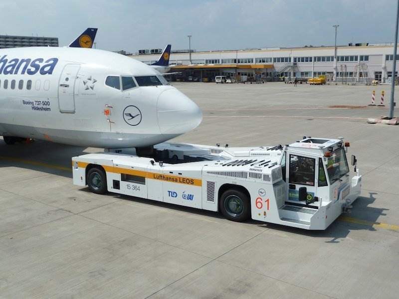 Cover Image for Diesel-elektrische Flugzeugschlepper sparen tausende Tonnen Kerosin