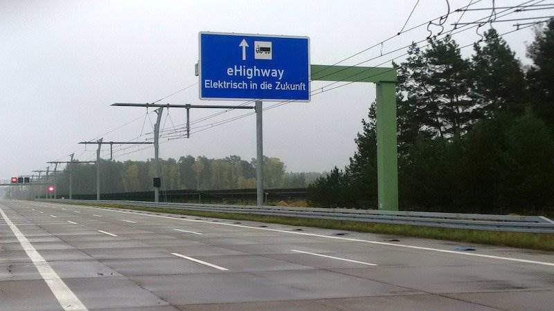 Cover Image for Feldversuch: Hessen baut Strecke für Oberleitungs-Lkw