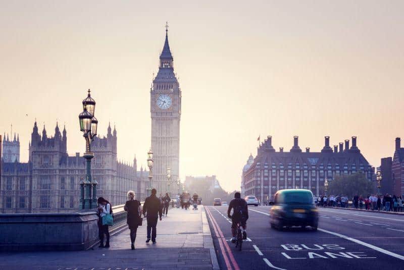 Cover Image for Testphase: ubitricity installiert E-Ladestationen in städtischen Straßenlaternen Londons