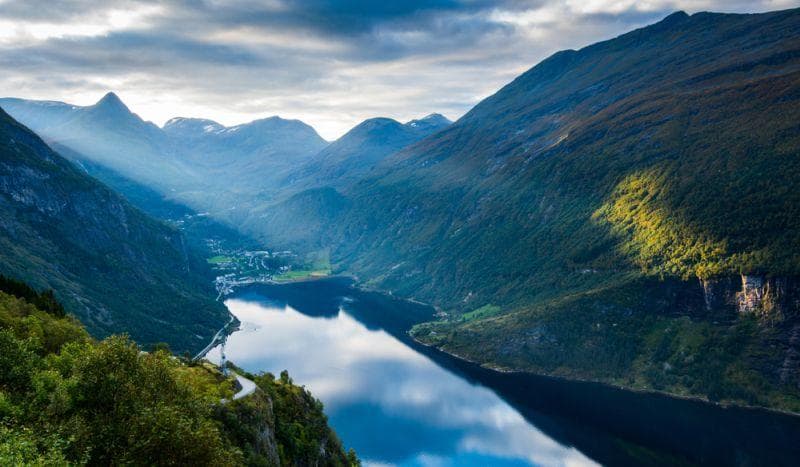 Cover Image for Plug-In-Elektroauto-Absatz erreicht Rekord-Marktanteil von 55% in Norwegen