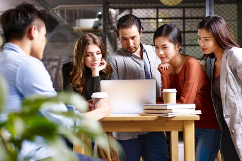 Tesla beginnt mit Einstellungen von Mitarbeitern für chinesisches Werk