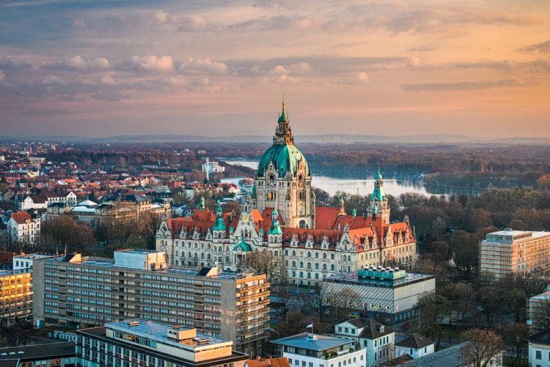 Cover Image for VW: Ab 2022 laufen in Hannover und Emden E-Autos vom Band