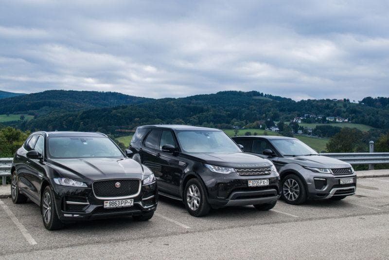 Cover Image for Jaguar Land Rover hält trotz Gewinnwarnung an E-Mobilitätsoffensive fest
