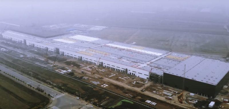 Tesla Gigafactory 3 Gebäude in Shanghai sieht fast fertig aus