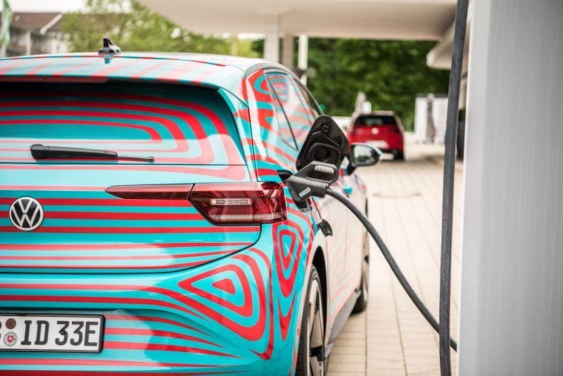Cover Image for VW gibt Garantie für nutzbaren Akku-Kapazität nach acht Jahren. Wird aktuell aber von Tesla noch geschlagen!