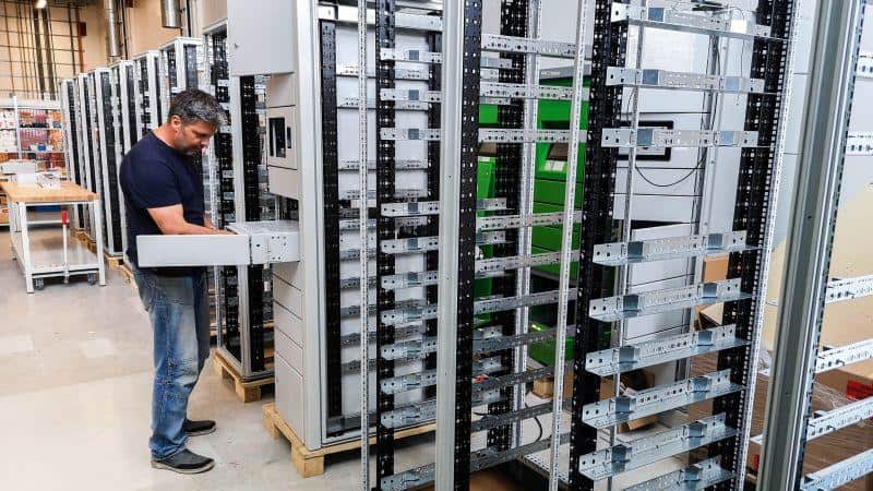 Serienfertigung der Swobbee Batterie-Wechselstationen gestartet