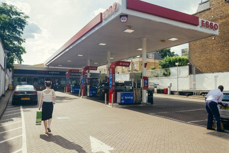 Cover Image for Großbritannien hat mehr Elektroauto-Ladestationen als herkömmlich Tankstellen im Betrieb