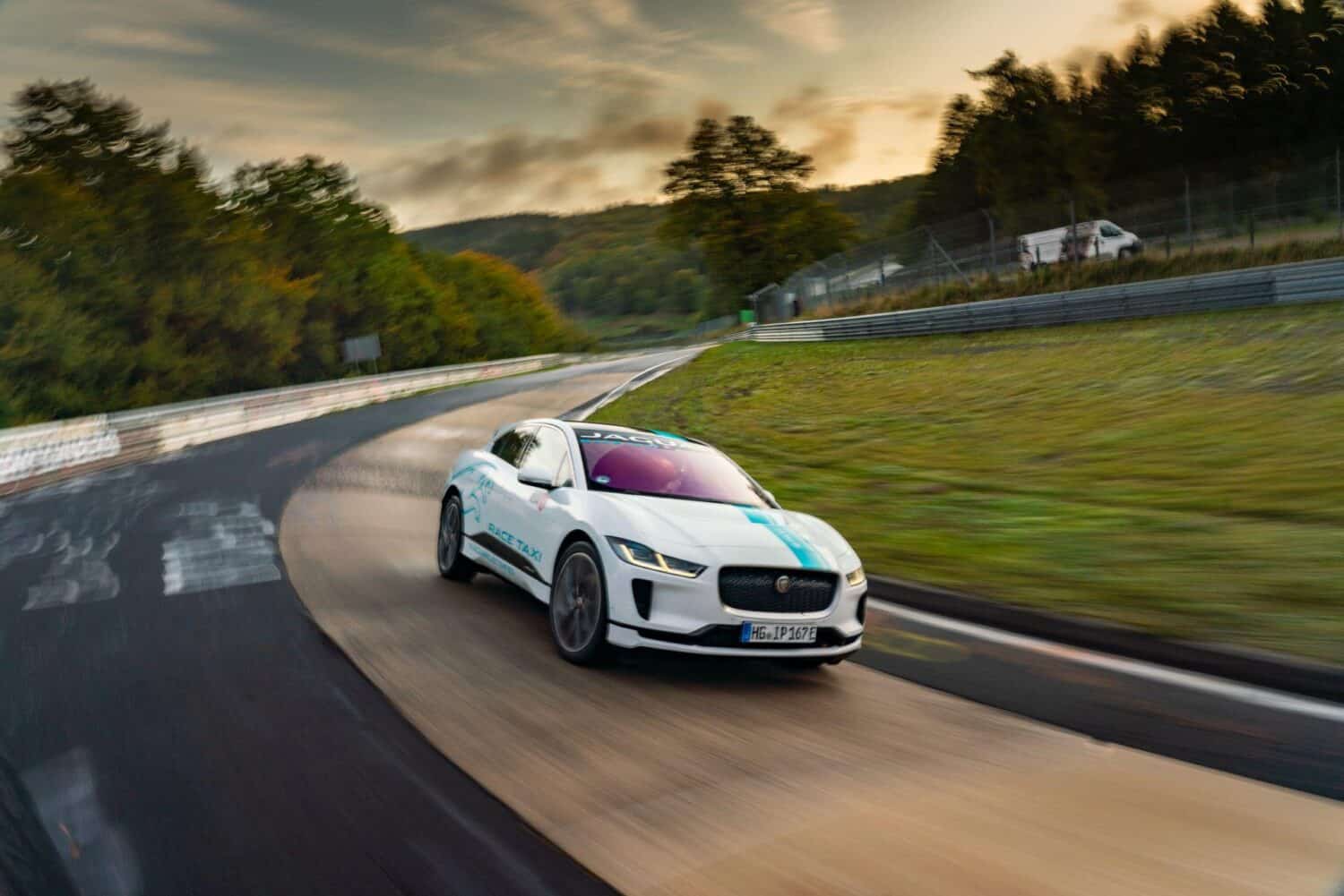 Cover Image for Jaguar I-PACE begibt sich als RACE eTAXI auf die Nürburgring-Nordschleife