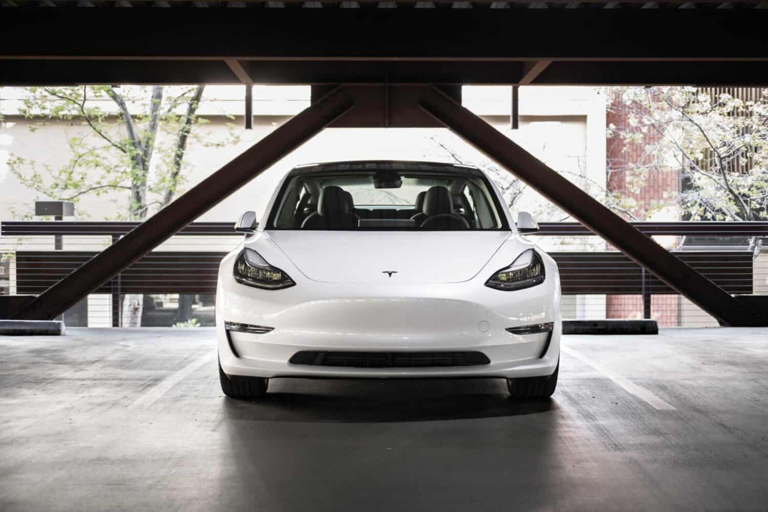 Cover Image for Jedes vierte in Europa registrierte E-Auto ist ein Tesla Model 3