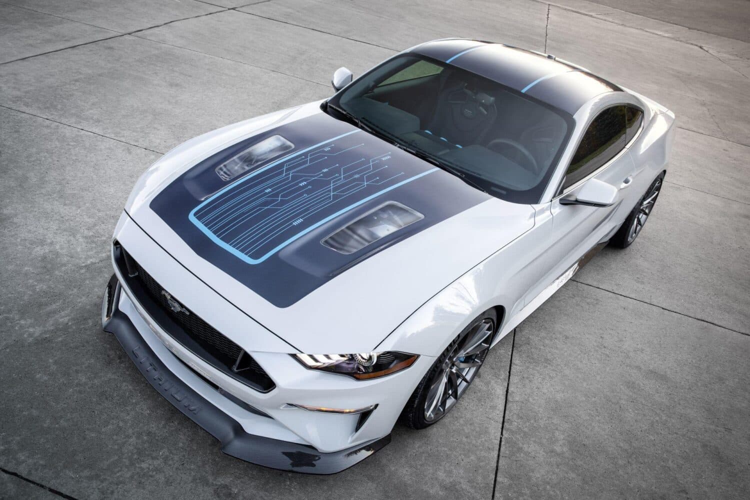 Cover Image for Ford stellt vollelektrischen Mustang Lithium mit 671 kW / 912 PS vor