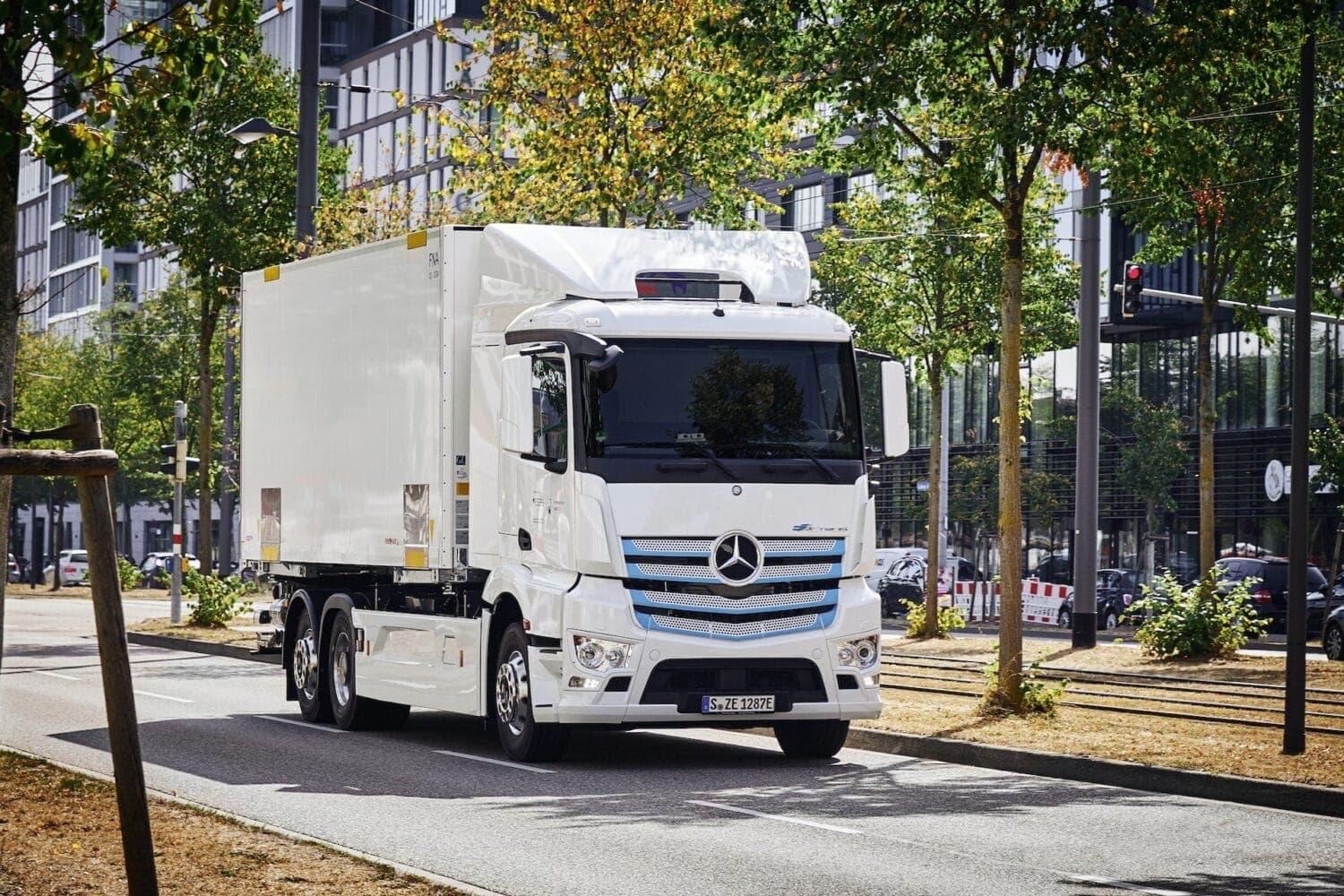 Cover Image for Elektro-Lkw eActros von Mercedes-Benz erfolgreich im Kundeneinsatz