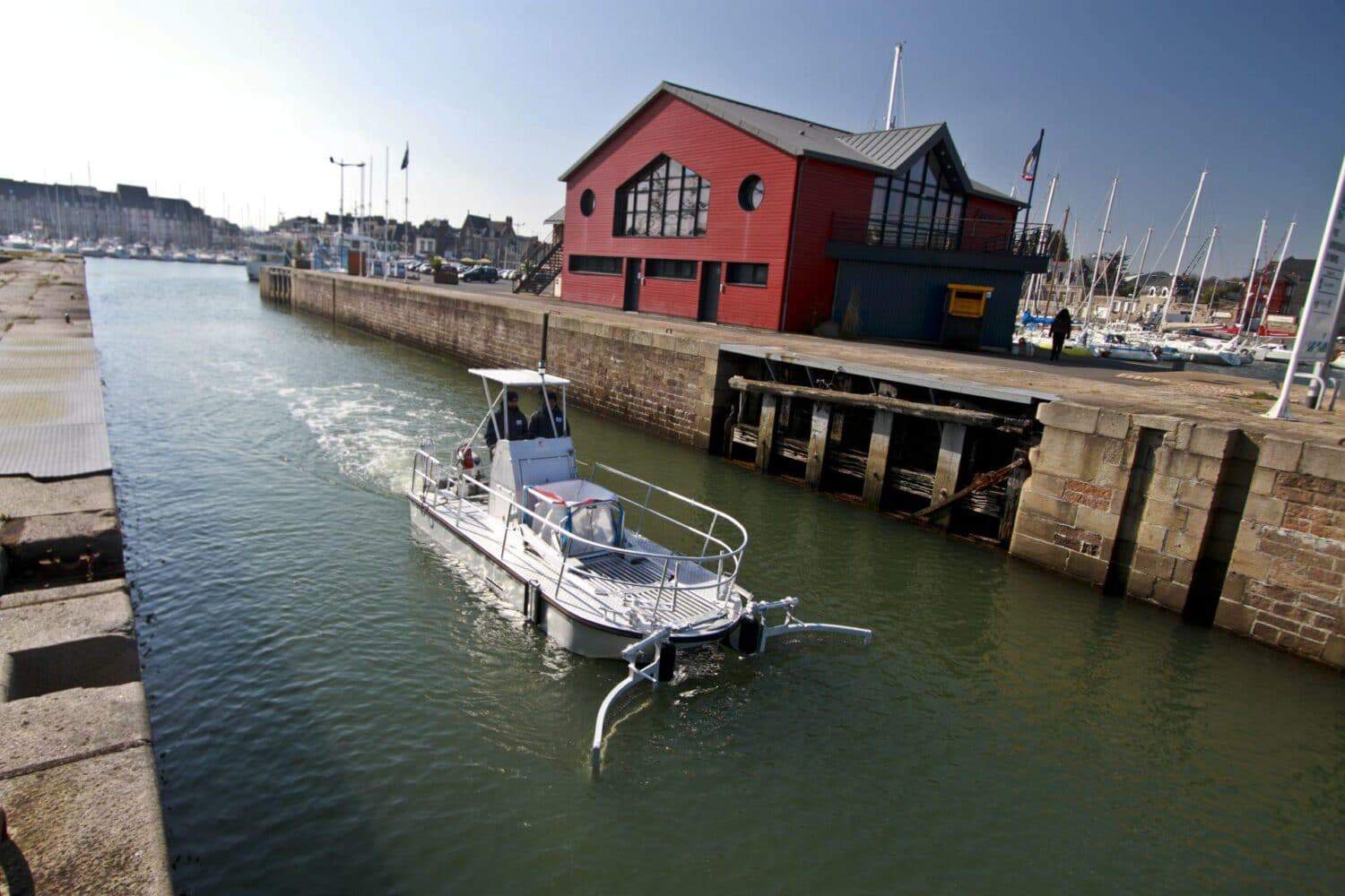 „The Waste Cleaner 66“ reinigt vollelektrisch Häfen, Binnen- und Küstengewässern