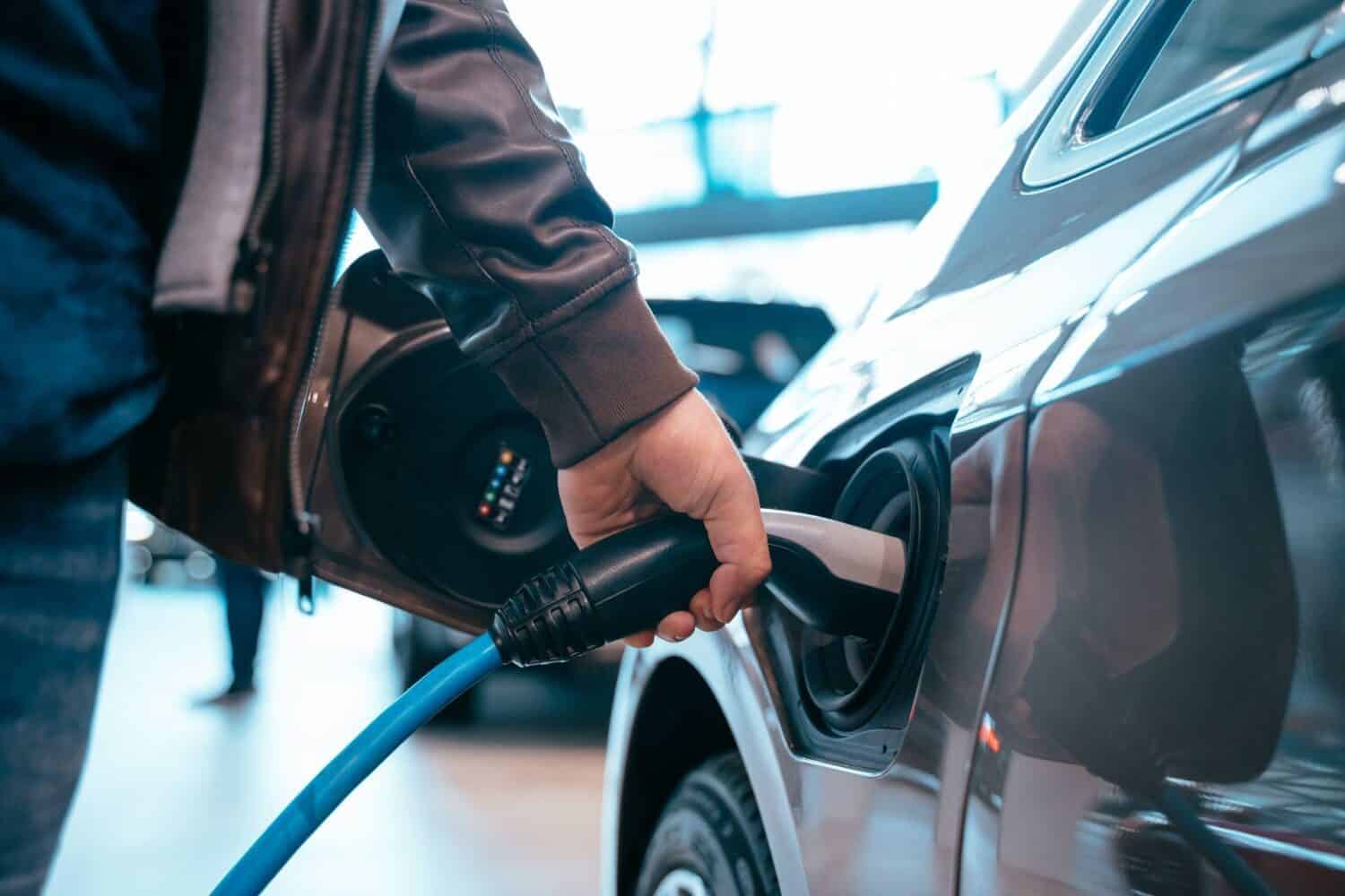 Österreichs erstes Parkhaus mit 100 gratis E-Tankstellen eröffnet
