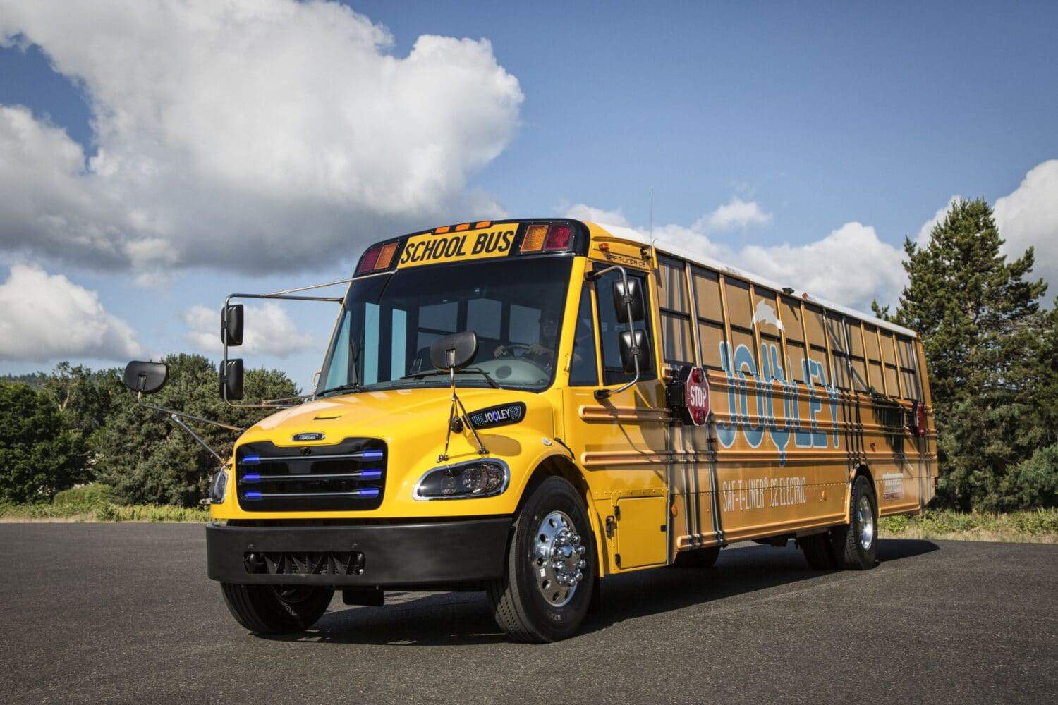 Cover Image for Daimler Trucks-Tochter elektrifiziert den Schulbusverkehr in Viriginia, USA