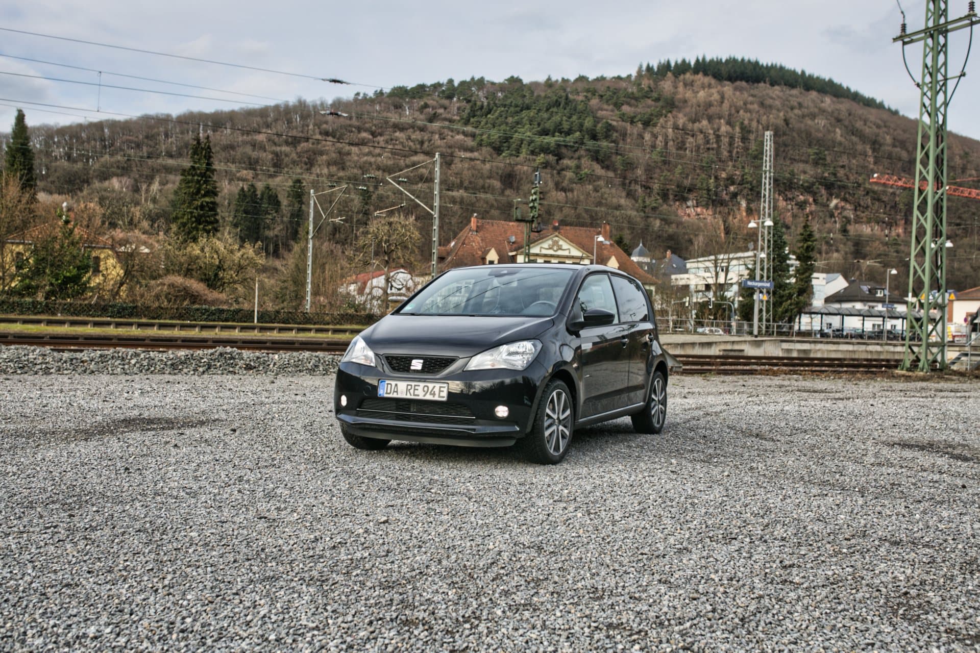 Cover Image for Marktbetrachtung: Tesla Model 3 und Kleinwagen dominieren E-Auto-Zulassungen