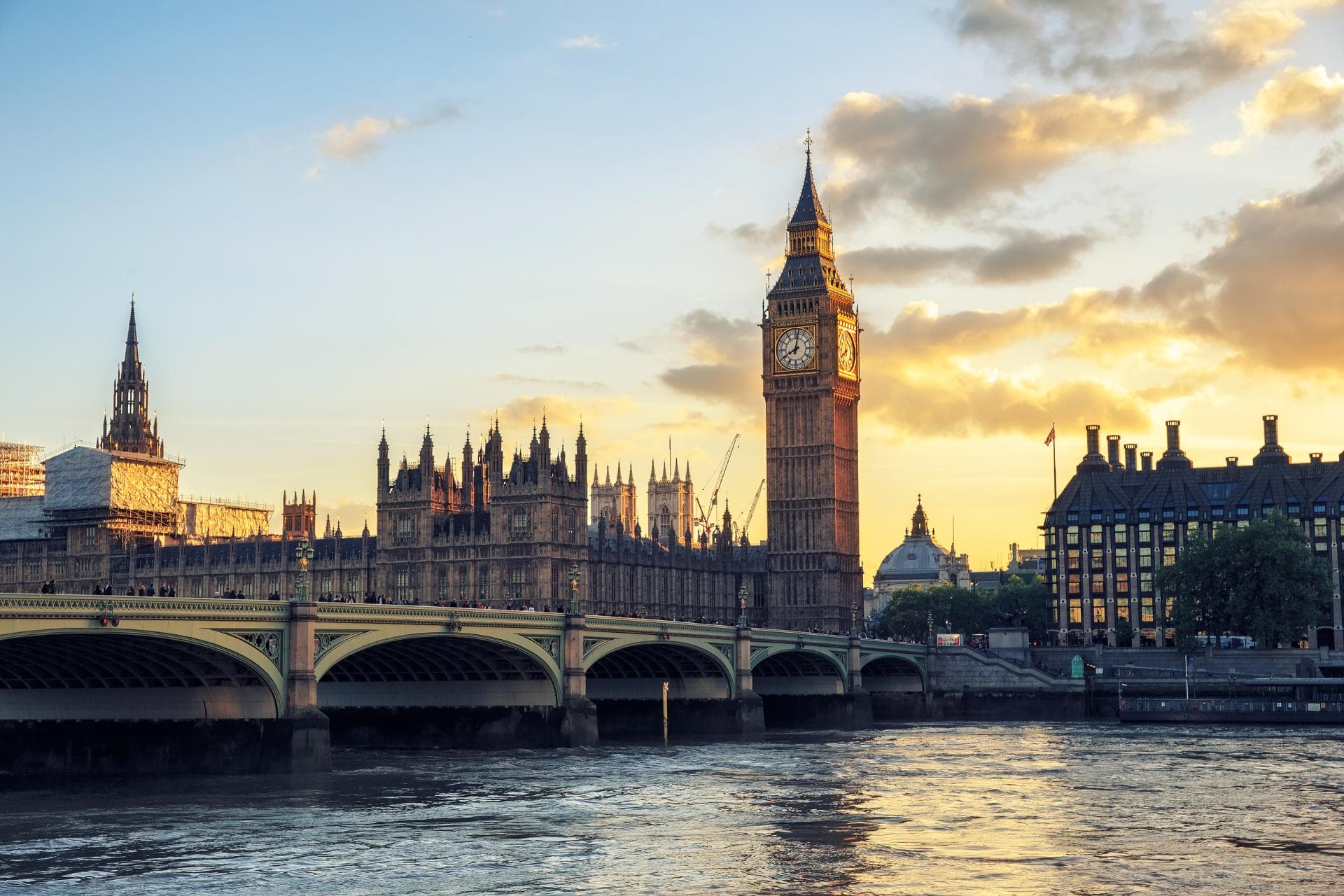 Cover Image for Großbritannien lockt Dienstwagenfahrer mit günstiger Elektroauto-Steuer