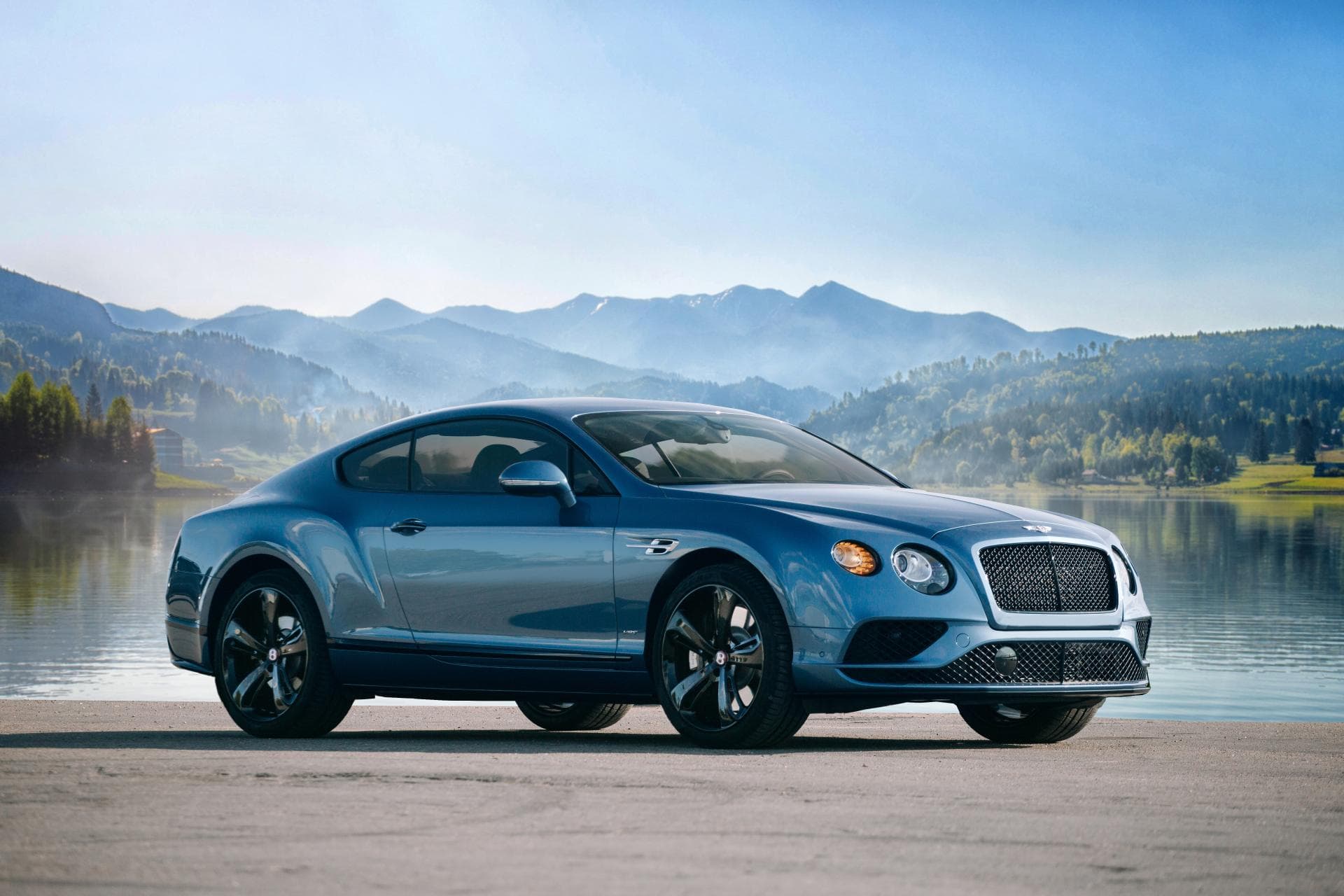 Cover Image for Bentley plant als erstes Elektroauto eine aufgebockte Limousine