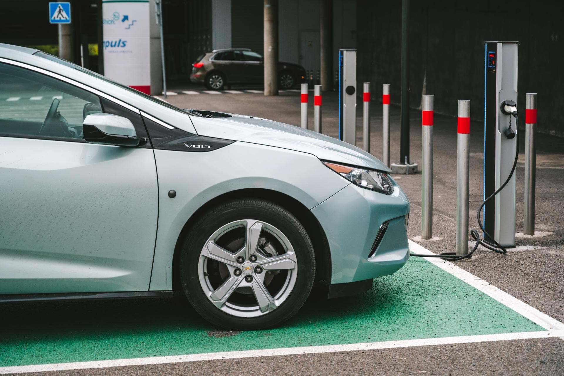 Cover Image for VDA untersucht tatsächliche Umweltbilanz von Plug-in-Hybriden