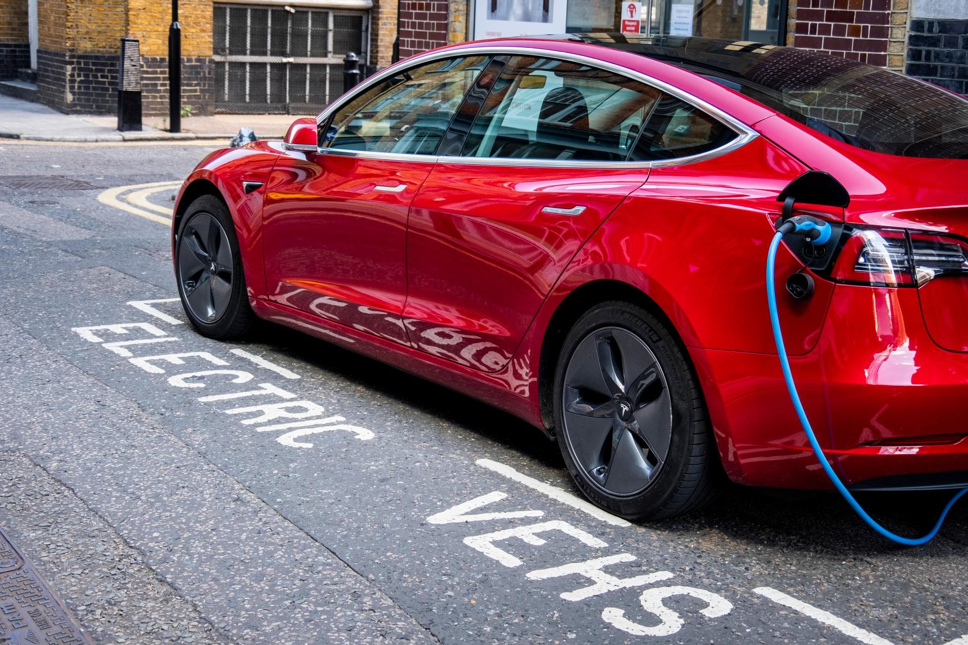 Cover Image for Elon Musk dementiert Pläne für Tesla Model 3 mit 100 kWh-Akku-Pack