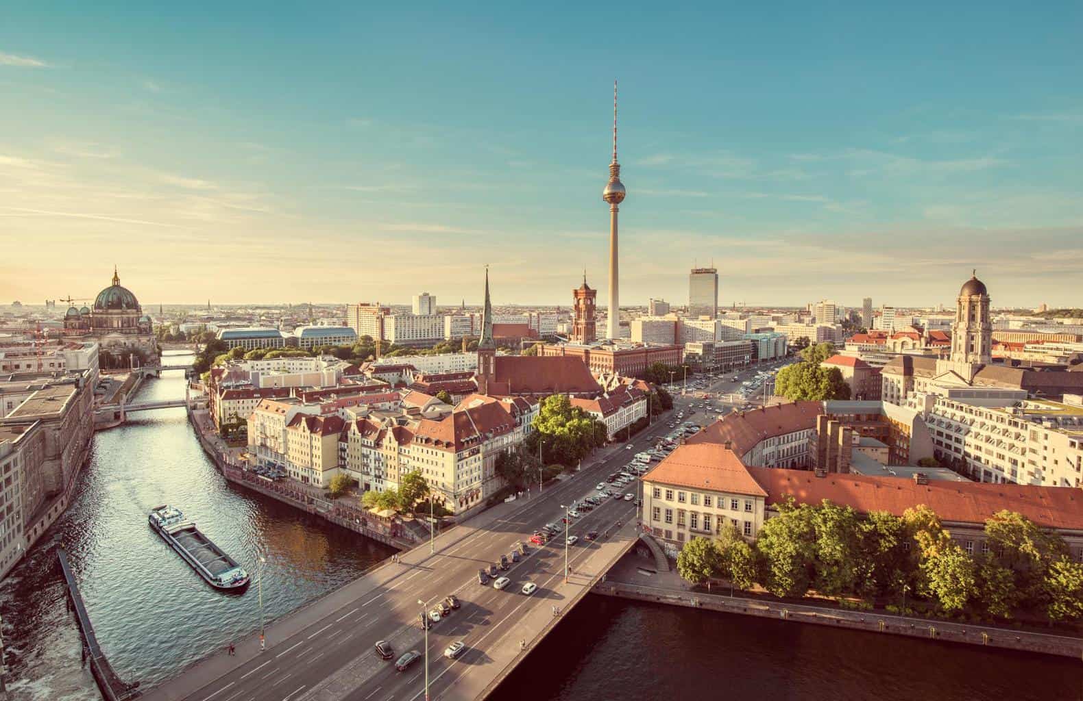 Cover Image for Zwei Milliarden Euro investiert Berlin für die Umstellung auf E-Busse