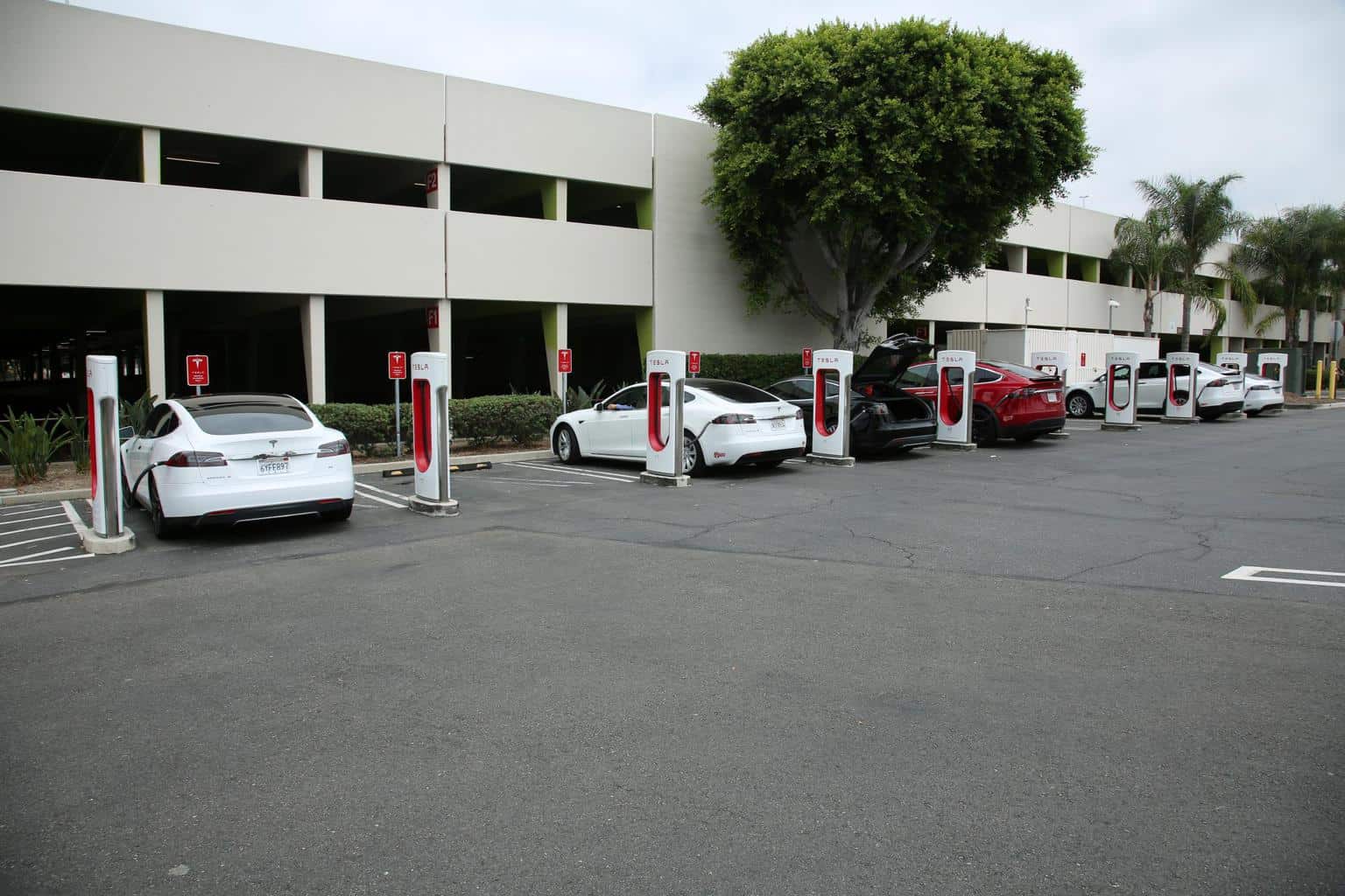 Cover Image for Tesla V3-Supercharger mit 250 kW-Ladeleistung kommen nach Deutschland