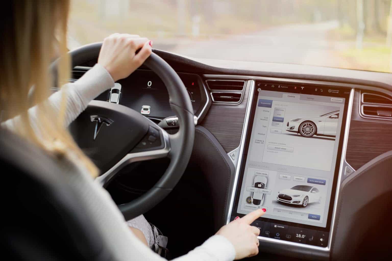 Cover Image for Fahrer verunglückt bei starkem Regen und beschuldigt Tesla – zu unrecht!