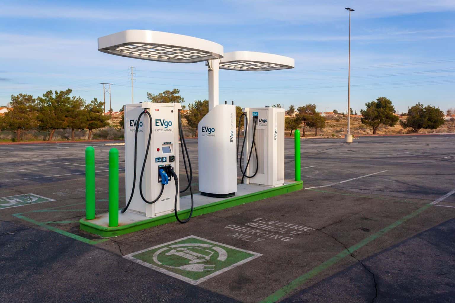 Cover Image for USA: VW-Ladenetz nutzt Tesla-Akkus und lässt Logos entfernen