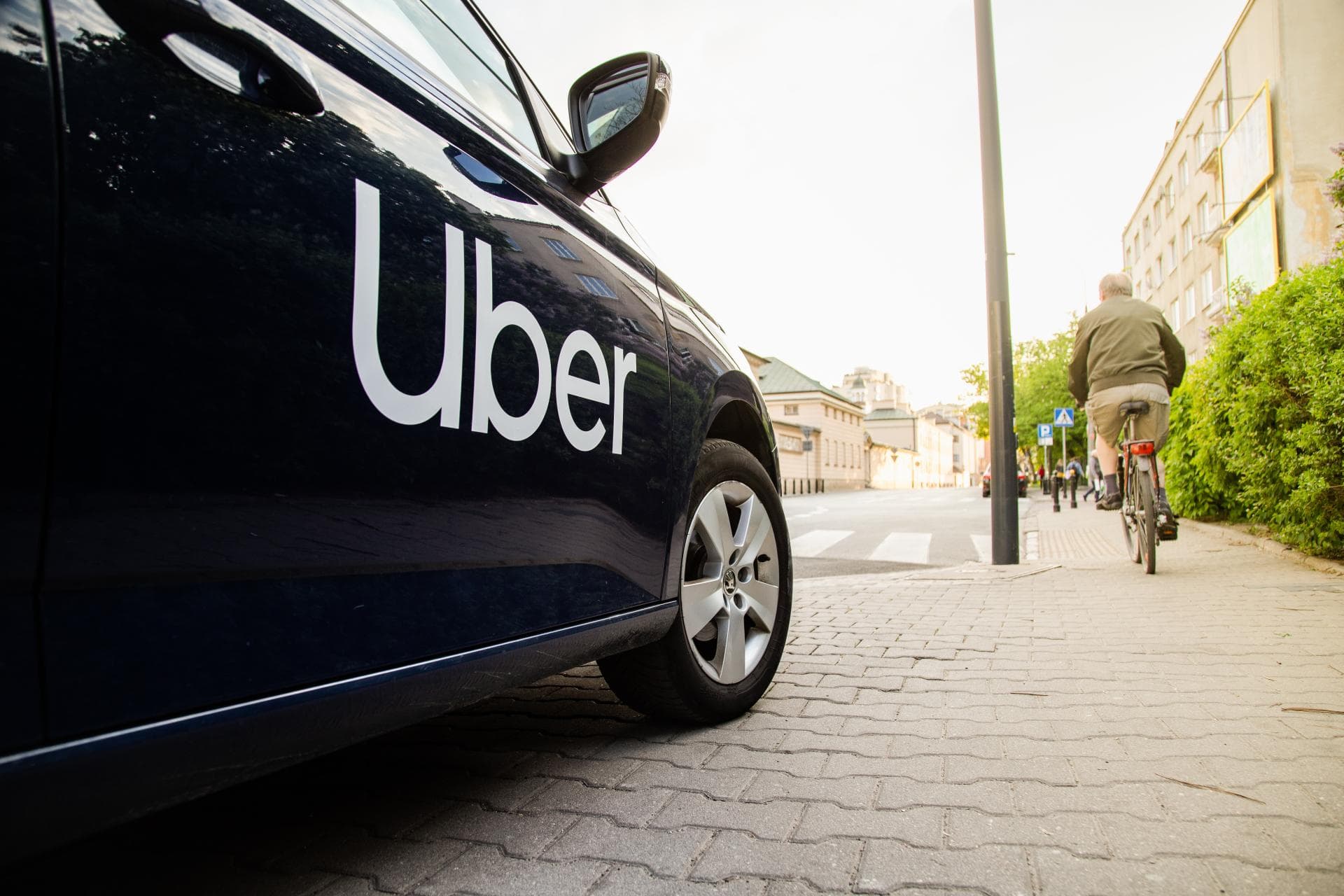 Cover Image for Uber: 100% E-Autos bis 2040; 800 Mio. US-Dollar Umstiegshilfe für Fahrer
