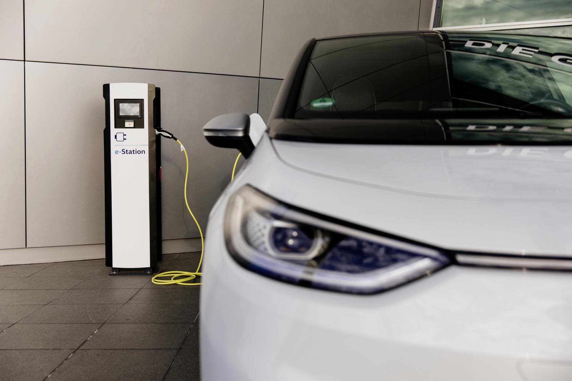 Cover Image for VW baut Ladeinfrastruktur kräftig aus; ab 2021 mit 300 kW-Schnelllader