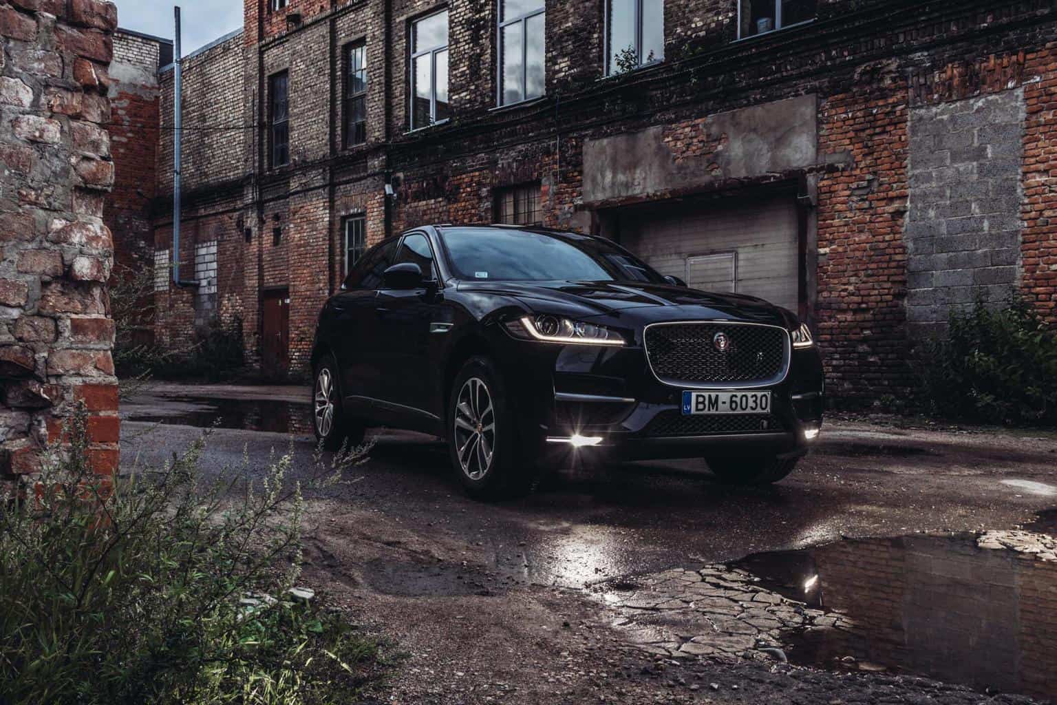 Cover Image for Jaguar arbeitet an einem vollelektrischen J-Pace in Größe des Tesla Model X