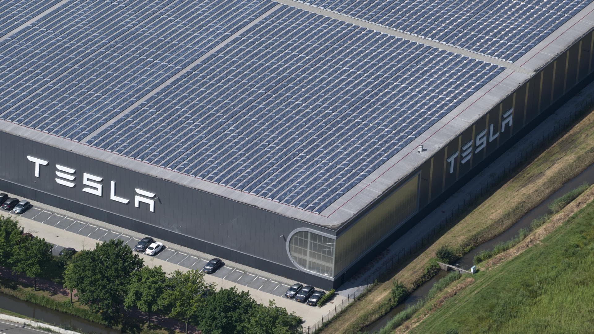 Cover Image for Tesla darf Batterie-Werk in Grünheide „vorbereiten“