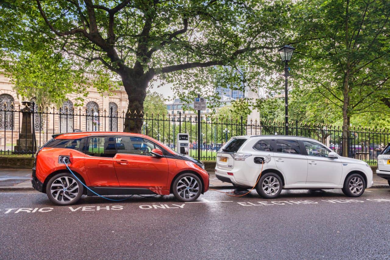 Cover Image for Top-Zulassungen bei PHEV und E-Autos im Vergleich