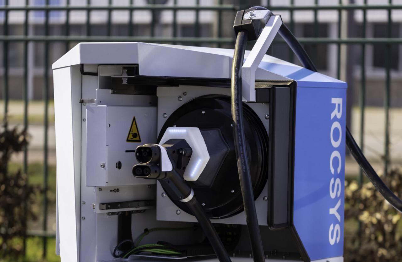 Cover Image for Roboter soll Brummis den Power-Strom bringen