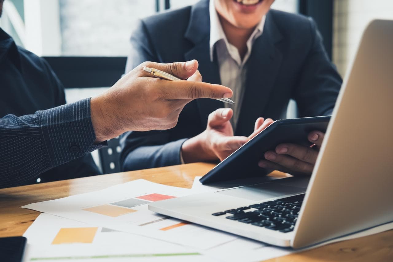 Cover Image for Klimaschutz: Regierungsberater fordern deutlich mehr E-Autos