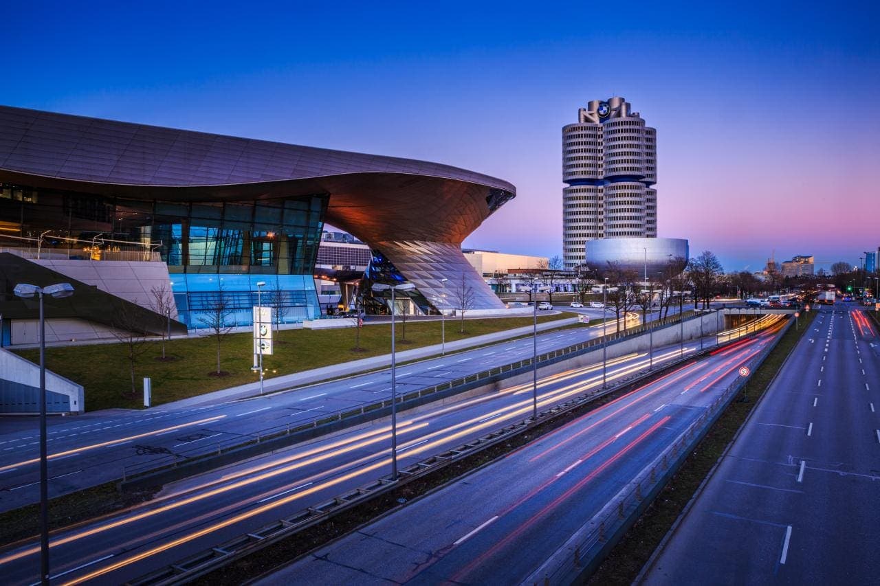 Cover Image for Verbrenner: Daimler will schneller aussteigen als BMW