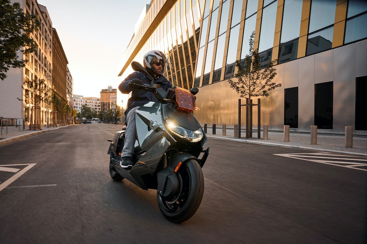 Cover Image for BMW stellt Elektroscooter CE 04 vor