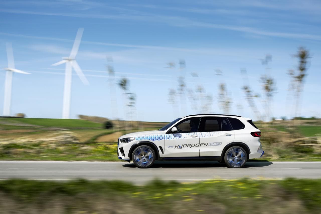 Cover Image for IAA: BMW zeigt Wasserstoff-Auto iX5 Hydrogen