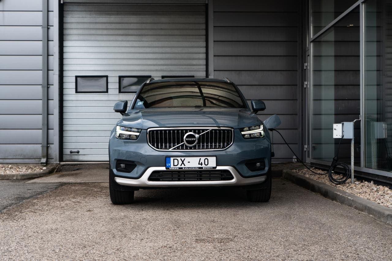 Cover Image for „Steht er, dann lädt er“: E-Fahrer wünschen sich deutlich mehr Lademöglichkeiten