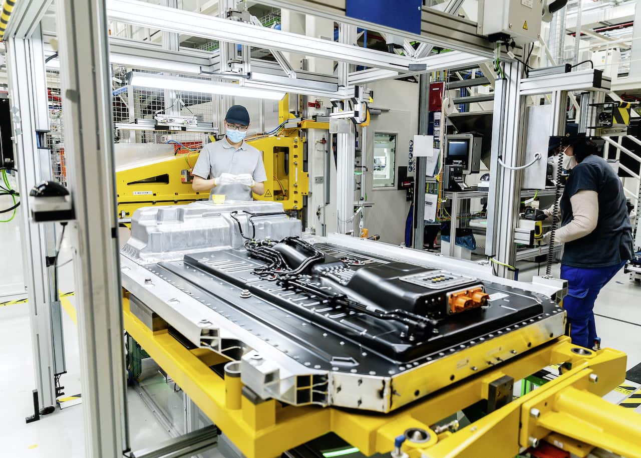 Cover Image for Mercedes-Benz beteiligt sich an ACC und baut europäischen Batterie-Giganten aus