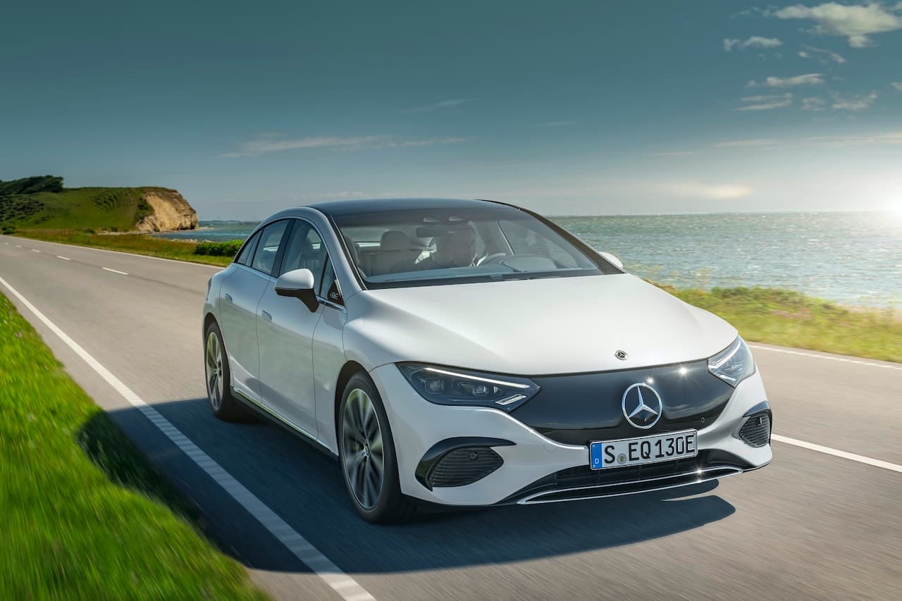 Cover Image for Die E-Klasse wird elektrisch: Mercedes stellt den EQE vor