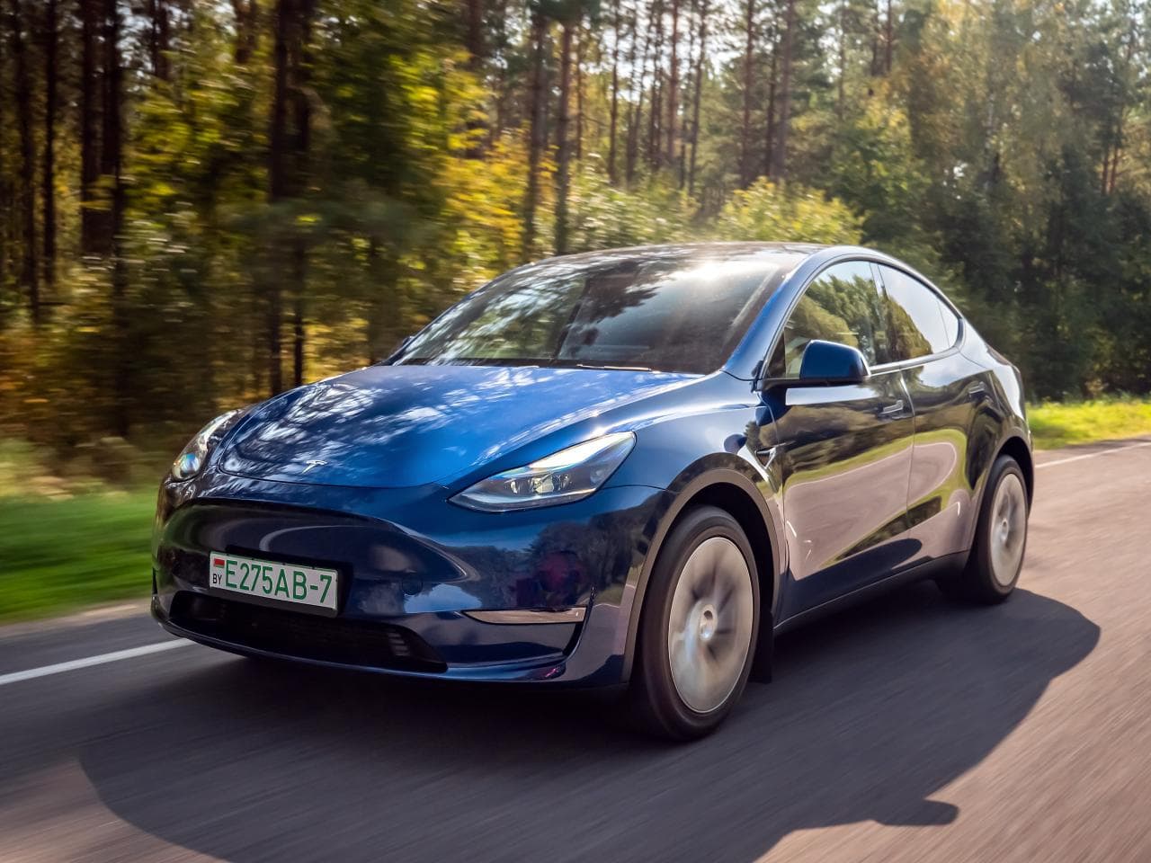 Tesla Model Y mit grünem, „flüssigen Strom“ im Tank – nicht im Akku