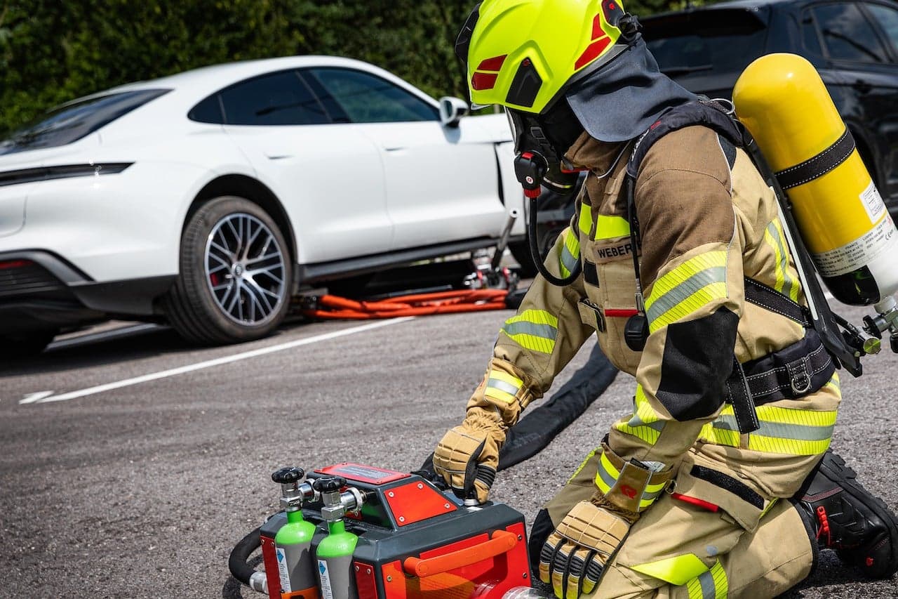 Cover Image for Innovatives Löschsystem für brennende E-Auto-Batterien