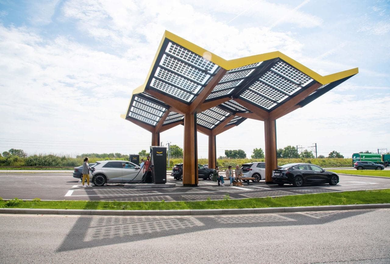 Cover Image for elvah ermöglicht Flatrade-Laden an Fastned-Stationen