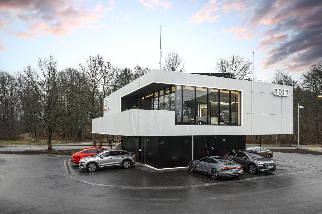 Cover Image for Audi charging hub präsentiert sich als städtisches Schnellladekonzept