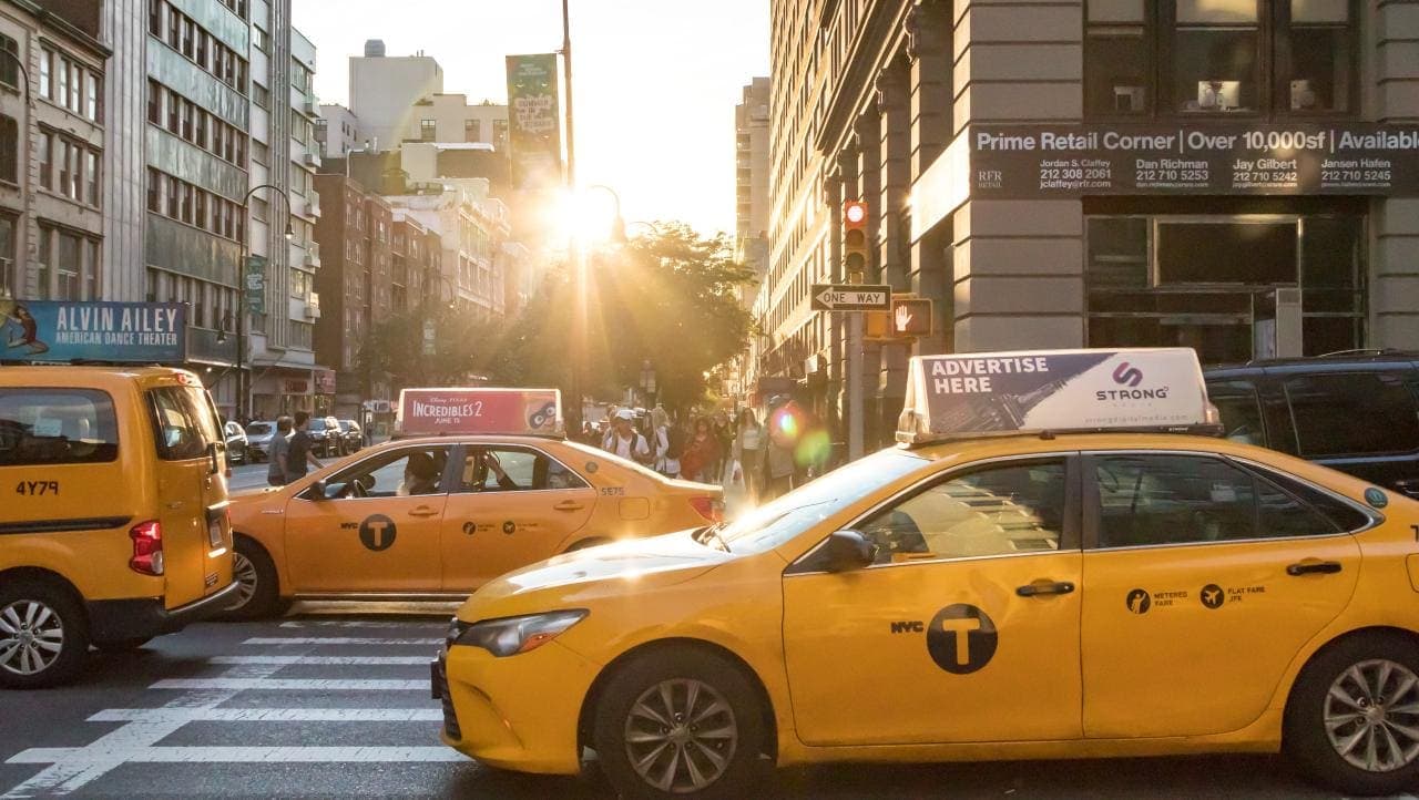 Cover Image for INTIS startet Test für induktives Laden von Taxis