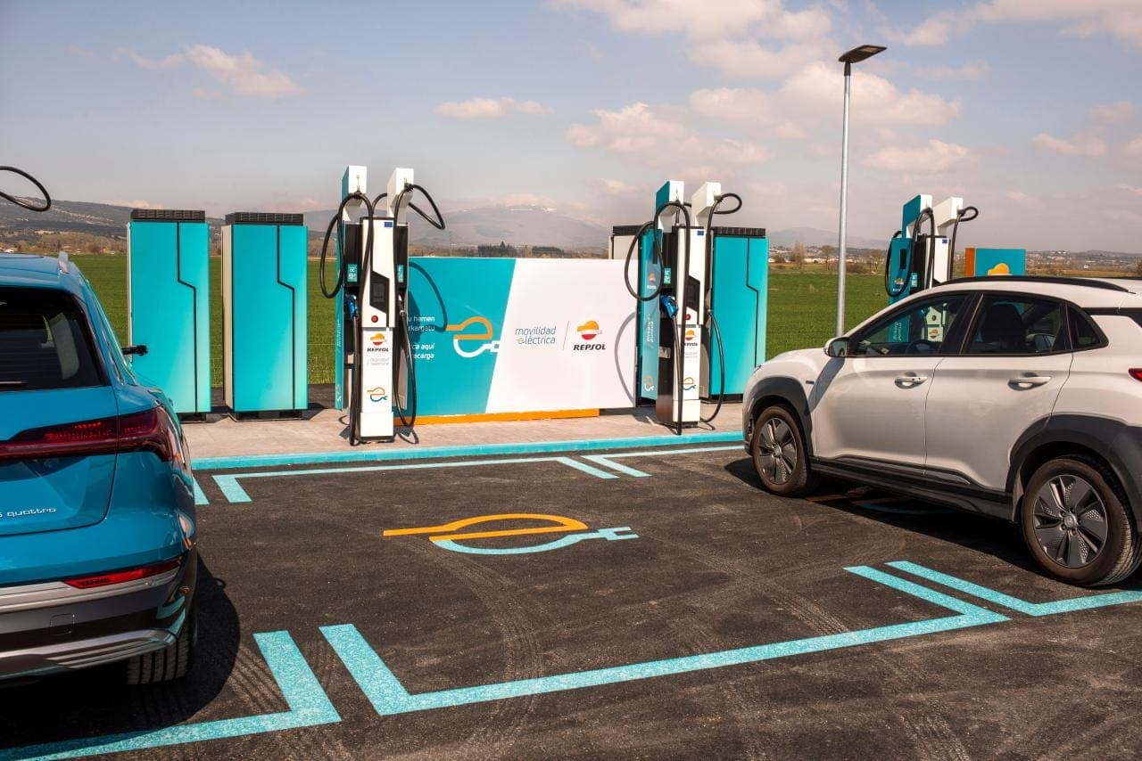 Cover Image for Spanien: Schnelllader an 1000 wichtigen Tankstellen?