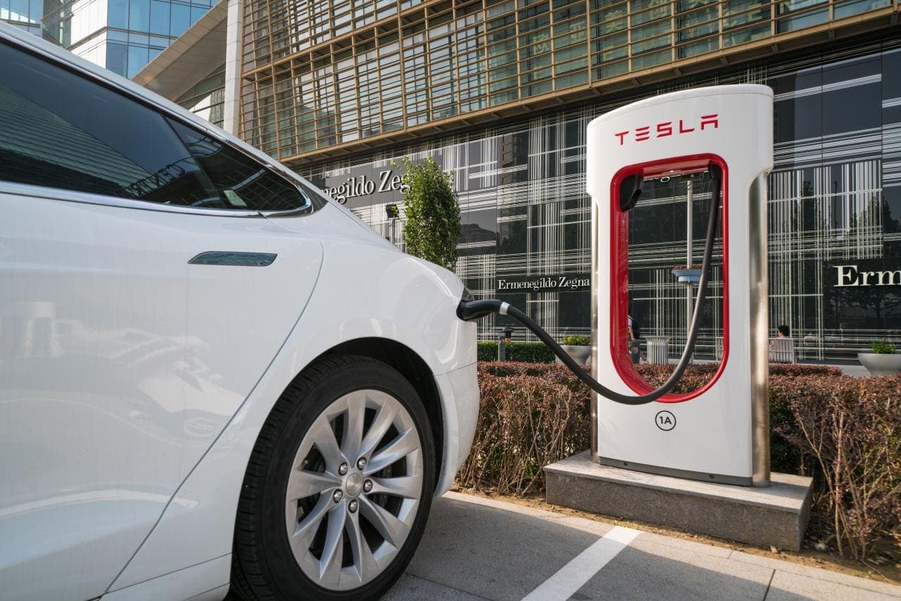 Cover Image for E-Auto-Neuzulassungen 2021: Tesla vor zweimal VW auf dem Treppchen