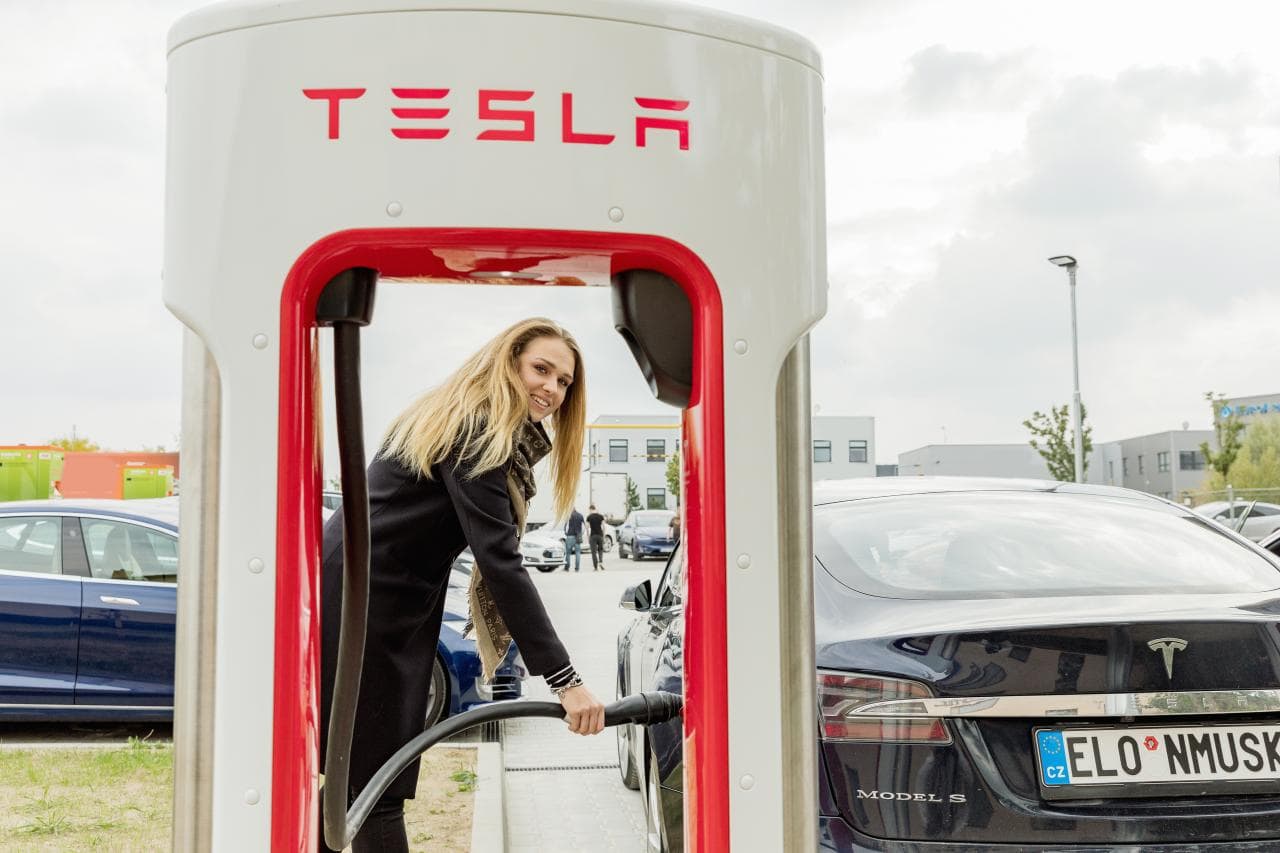 Cover Image for Tesla gibt Supercharger für andere Elektroautos frei