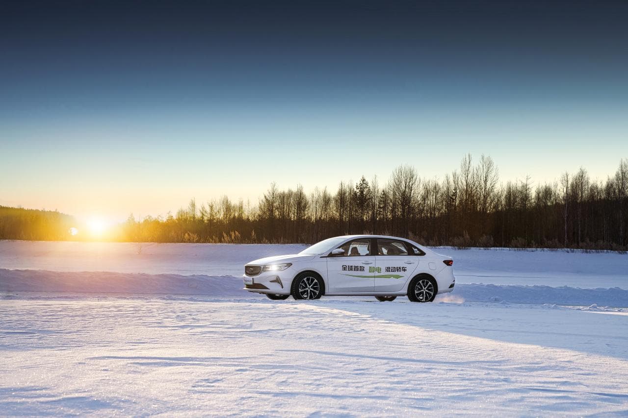 Cover Image for Chinesischer Hersteller Geely testet weltweit ersten Methanol-Hybridantrieb